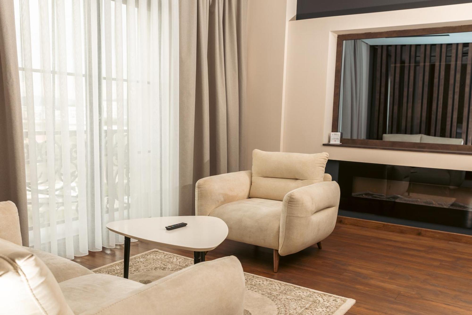 Venus Hotel Lipjan Bagian luar foto