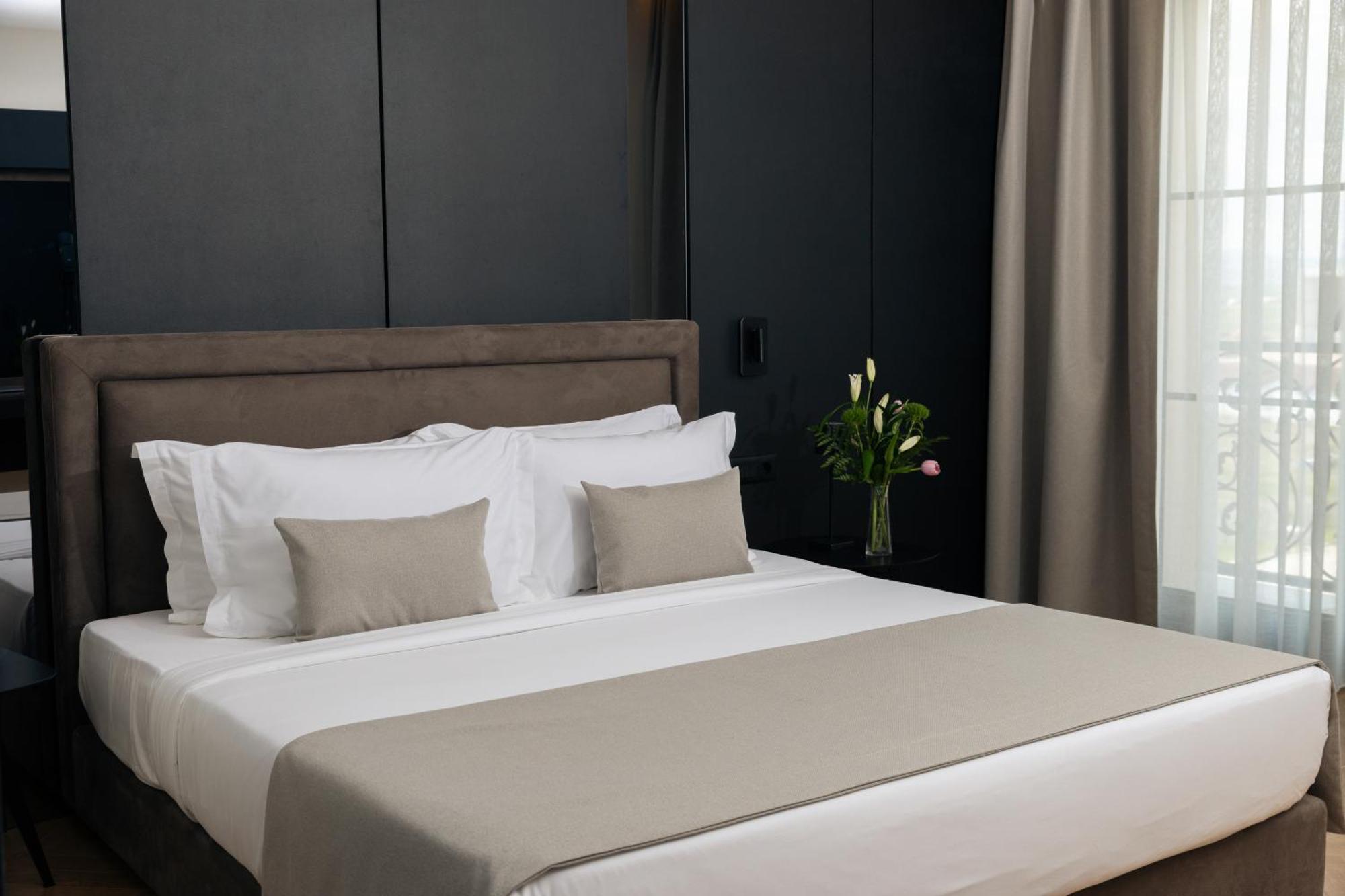 Venus Hotel Lipjan Bagian luar foto
