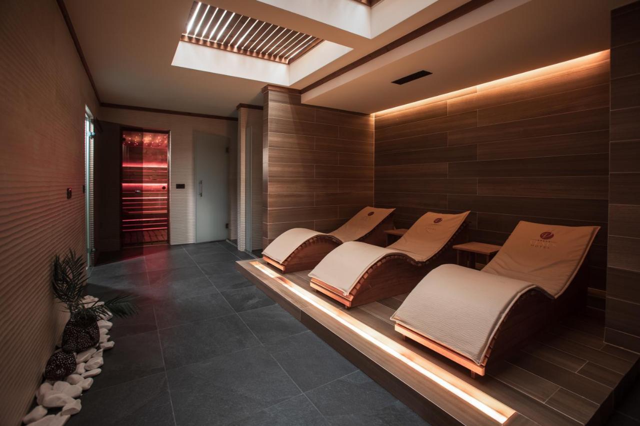 Venus Hotel Lipjan Bagian luar foto